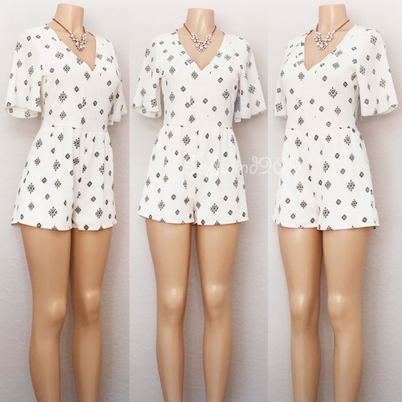 ☝️Last one ☝️Ivory V Neck Flutter Boho CUTE Romper - Picture 5 of 8